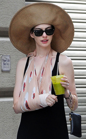 Anne Hathaway 的时尚吊腕带….潮爆!