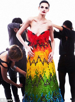 Alexander McQueen 知名“Parrot Dress” 變身成為彩虹糖果禮服