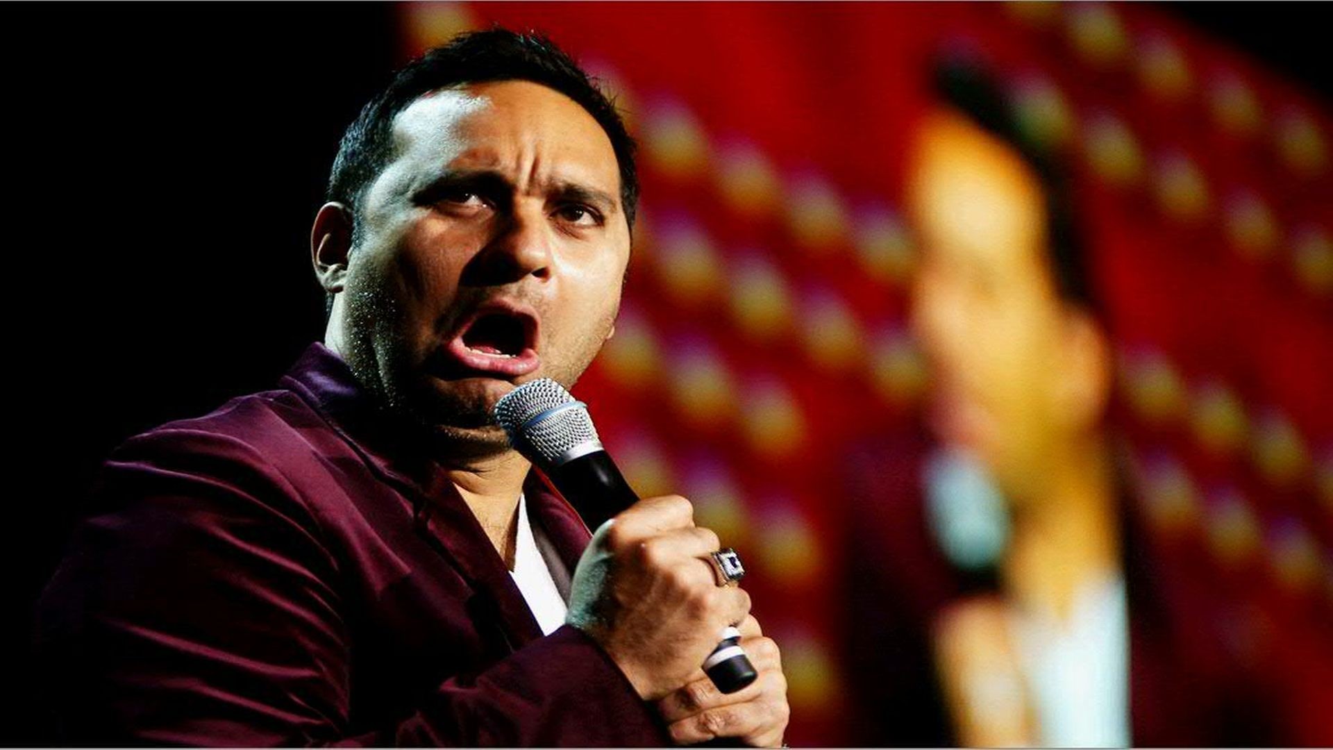 ComedyBay-ita-Russell-Peters-Red-White-Brown