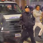 男子搅恶作剧在警察旁边跳舞遭推倒地上