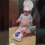 這名一歲多的小女孩比你還會烹飪！