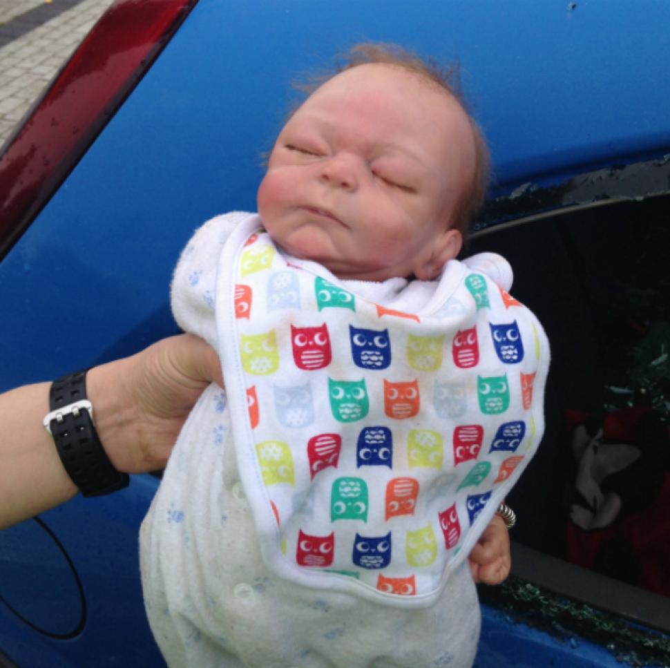 英格兰警方破窗营救受困车内婴儿，没想到…..