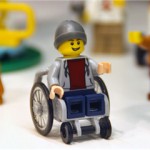 84年後LEGO首次推出坐輪椅積木玩偶！