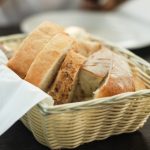 为什么许多西餐厅会供应客人餐前面包? 原来是因为这5个原因…