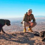 他在沙漠中收養了兩隻小狗狗…現在他們成了環遊全美的”冒險小隊!”