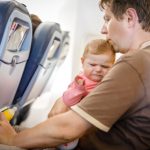 在机上碰到哭闹的婴幼儿怎么办?空服员们这样说…