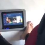 影／毫無公德心！飛機乘客「腳趾滑電視螢幕」超嘔行為全被拍下