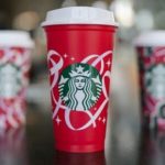 11月18日在 Starbucks 購買飲料，即可免費獲得可重複使用的限量版節日紅杯