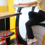 吃飽了才有力氣減肥, 麥當勞在中國推出動感單車餐桌,讓你邊吃邊運動
