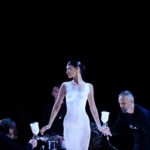 名模 Bella Hadid 巴黎時裝週上空走秀 設計團隊現場噴出白洋裝[影]