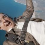 Tom Cruise 在「Mission: Impossible」 變跳傘機器 騎車跳躍破萬次[影]