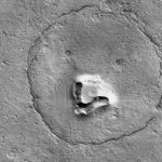 火星地表驚現可愛熊臉 眼睛鼻子頭部清晰可見[影]