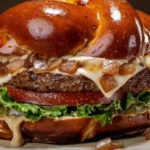 Habit Burger Grill 推出全新 Pretzel Pub Charburger 椒餅吧炭燒漢堡