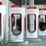 Tesla 充電站將供他牌電動車用 分析師看法兩極