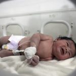 敘利亞奇蹟女嬰生於瓦礫堆 震後遺孤數千人願收養[影]