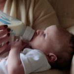 配方奶粉廣告標榜助嬰兒大腦發育等益處 研究揭多數無科學證據