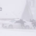冬季风暴席卷美国中西部 学校停课航班停飞