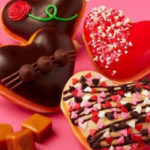 Krispy Kreme 推出以 Hershey’s 巧克力製作的全新心形甜甜圈