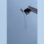 泰國高空彈跳繩索突斷 男子10樓高直墜摔入水中驚險保命[影]