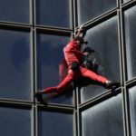 法國60歲「蜘蛛人」爬摩天大樓反年金改革 要政府清醒過來