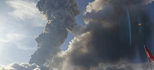 日本發布海嘯警報，成千上萬的印尼居民因火山爆發後四處竄逃!!