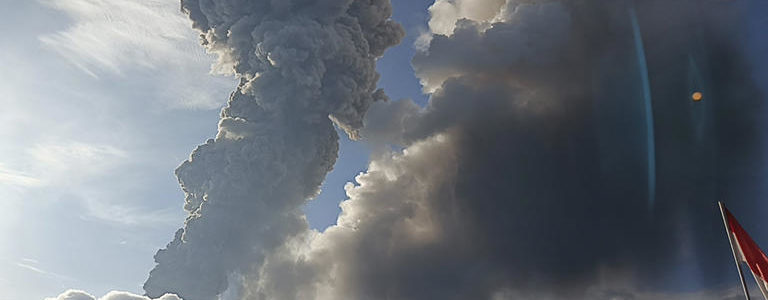 日本發布海嘯警報，成千上萬的印尼居民因火山爆發後四處竄逃!!