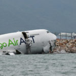 貨機在香港國際機場衝出跑道墜入海中😱造成 2 人死亡!!