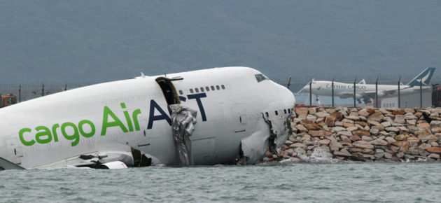 貨機在香港國際機場衝出跑道墜入海中😱造成 2 人死亡!!