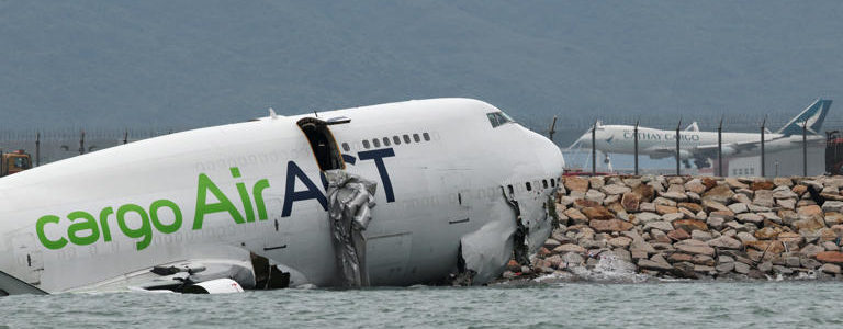 貨機在香港國際機場衝出跑道墜入海中😱造成 2 人死亡!!