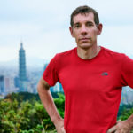 極限挑戰：Alex Honnold 徒手無繩攀登台北101，直擊現場《Skyscraper Live》