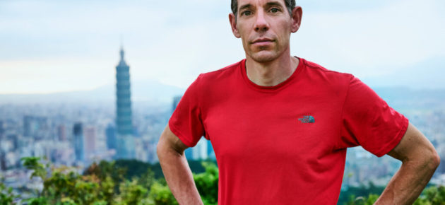 極限挑戰：Alex Honnold 徒手無繩攀登台北101，直擊現場《Skyscraper Live》