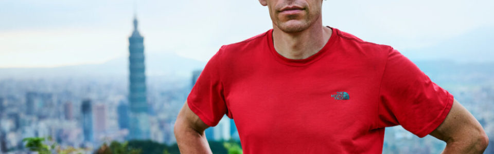 極限挑戰：Alex Honnold 徒手無繩攀登台北101，直擊現場《Skyscraper Live》